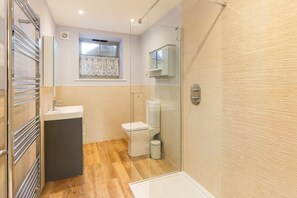Een douche, een haardroger, handdoeken