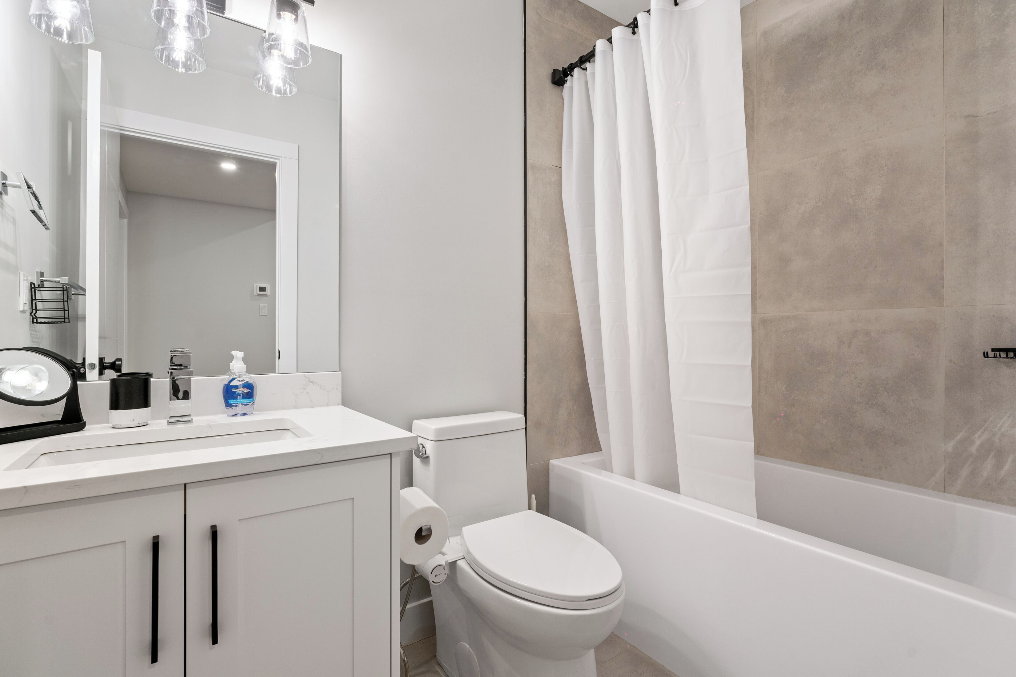 Een haardroger, een bidet, handdoeken, zeep