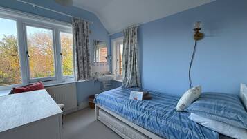 3 bedrooms, iron/ironing board, free WiFi, bed sheets