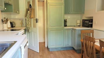 Kylskåp, mikrovågsugn, ugn och diskmaskin