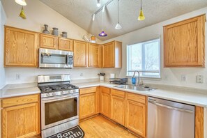 Microwave, oven, stovetop, dishwasher - Charming 3-bedroom house in delightful Longmont with WiFi, AC (Longmont)