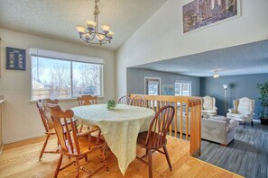 Dining - Charming 3-bedroom house in delightful Longmont with WiFi, AC (Longmont)