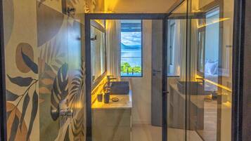 Chuveiro, toalhas de banho, sabonete, papel higiênico