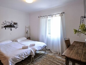 4 bedrooms, desk, Internet