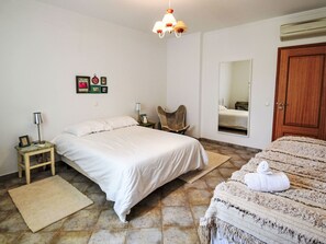 4 bedrooms, desk, internet