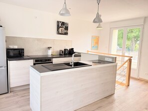 Kjøleskap, mikrobølgeovn, ovn og kokeplater