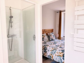 Shower, hair dryer, towels, toilet paper - La forge de Vaucelles - Collection La 21ème Planche (Bayeux)