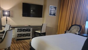 A hotel room with a large bed, a desk with a chair, a television, and a picture on the wall. - 2-bedroom villa hotel in phenomenal Las Vegas with WiFi, AC, fitness room (Las Vegas)