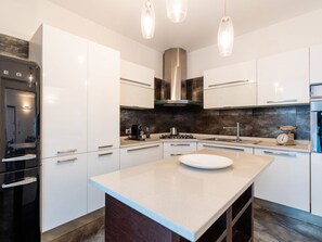 Kjøleskap, mikrobølgeovn, ovn og oppvaskmaskin