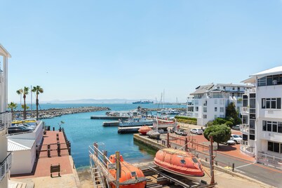 Spacious Luxury Apartment, Waterfront