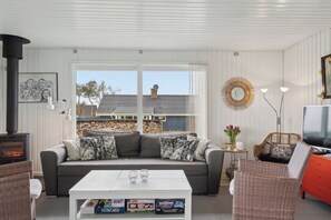 TV - Cozy summer house close to the beach (Assens)