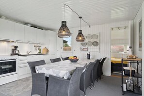 Fridge, microwave, oven, stovetop - Cozy summer house close to the beach (Assens)