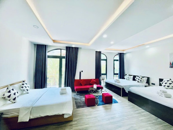 Felles sovesal – familie, balkong, hageutsikt | Individuelt dekorert, skrivebord og strykejern/-brett