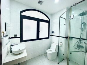 Shower, hair dryer, towels, soap - Motel Katie (Phu Quoc)