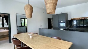 Fridge, oven, dishwasher, coffee/tea maker