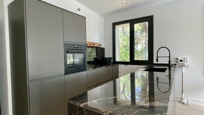 Fridge, oven, dishwasher, coffee/tea maker