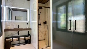 Een douche, een haardroger, handdoeken