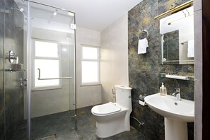 Apartemen Keluarga, 2 kamar tidur, pemandangan kota | Kamar mandi | Shower, pancuran hujan,  dan perlengkapan mandi desainer