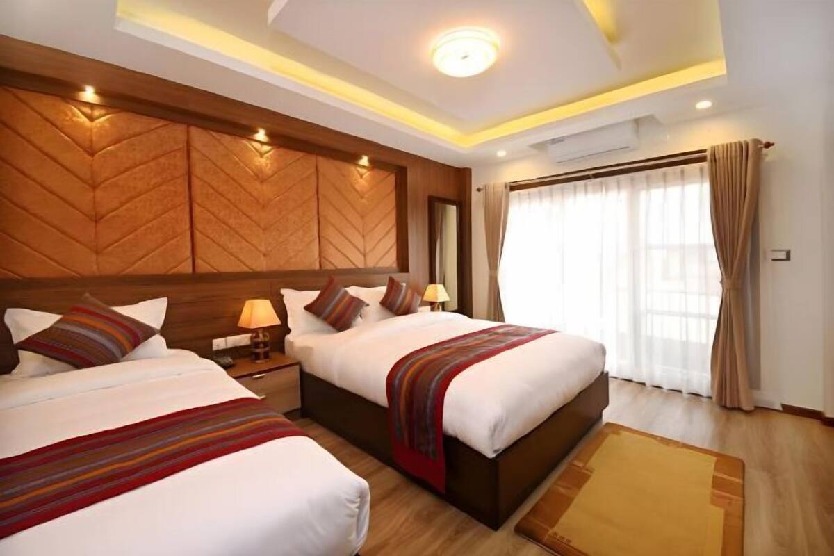 Egyptian cotton sheets, premium bedding, pillowtop beds, desk