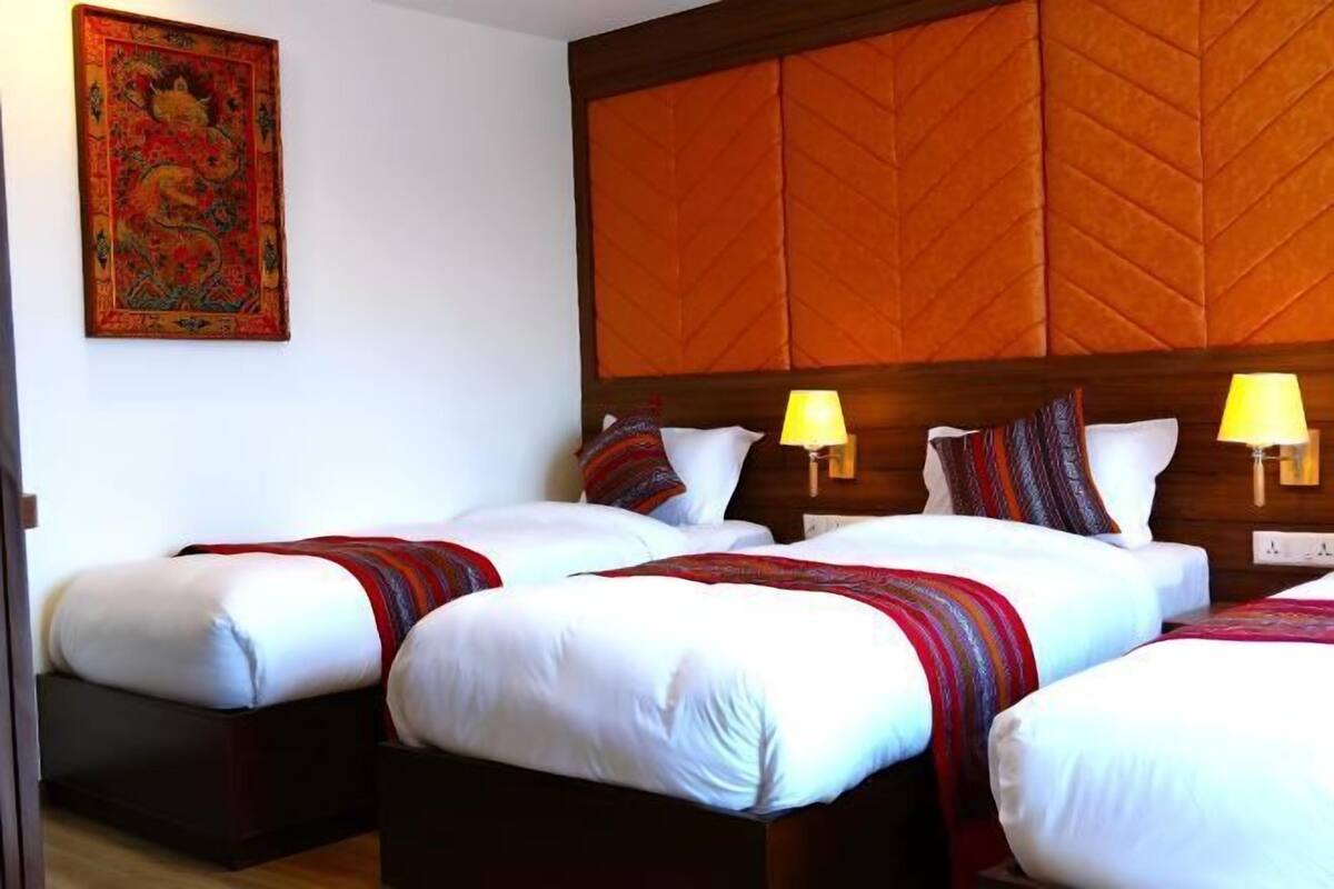 Egyptian cotton sheets, premium bedding, pillowtop beds, desk