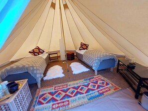 Deluxe tent, terras, uitzicht op bergen | Luxe beddengoed, gratis wifi, beddengoed