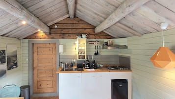 Traditional Cabin, Patio, Mountain View | Private kitchen | High chair