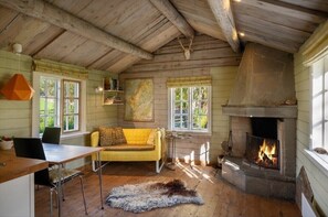 Traditional Cabin, Patio, Mountain View | Premium bedding, free WiFi, bed sheets