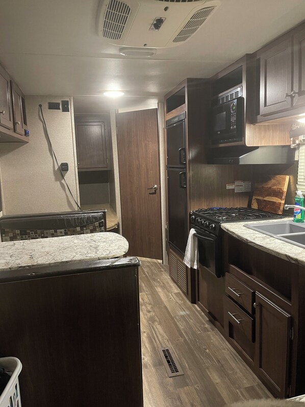 Private kitchen - Cozy 1 1/2-bedroom caravan with WiFi, AC in nice Eagle Pass (Eagle Pass)