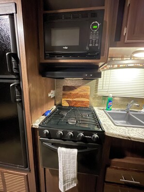 Private kitchen - Cozy 1 1/2-bedroom caravan with WiFi, AC in nice Eagle Pass (Eagle Pass)