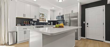 ثلاجة، ميكروويف، فرن، موقد طهي مسطح