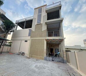 Mặt tiền nơi lưu trú