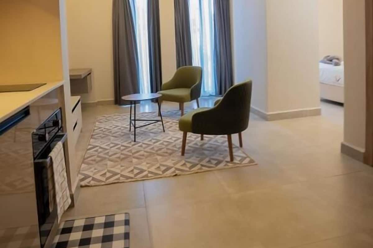 1 habitación, cortinas blackout y tabla de planchar con plancha