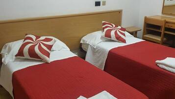 2 chambres, coffres-forts dans les chambres, Wi-Fi, draps fournis