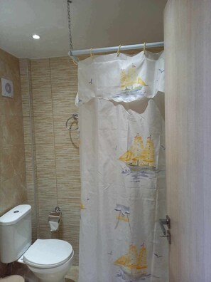 Shower, towels, soap, shampoo - Mary Studios (Zakynthos)