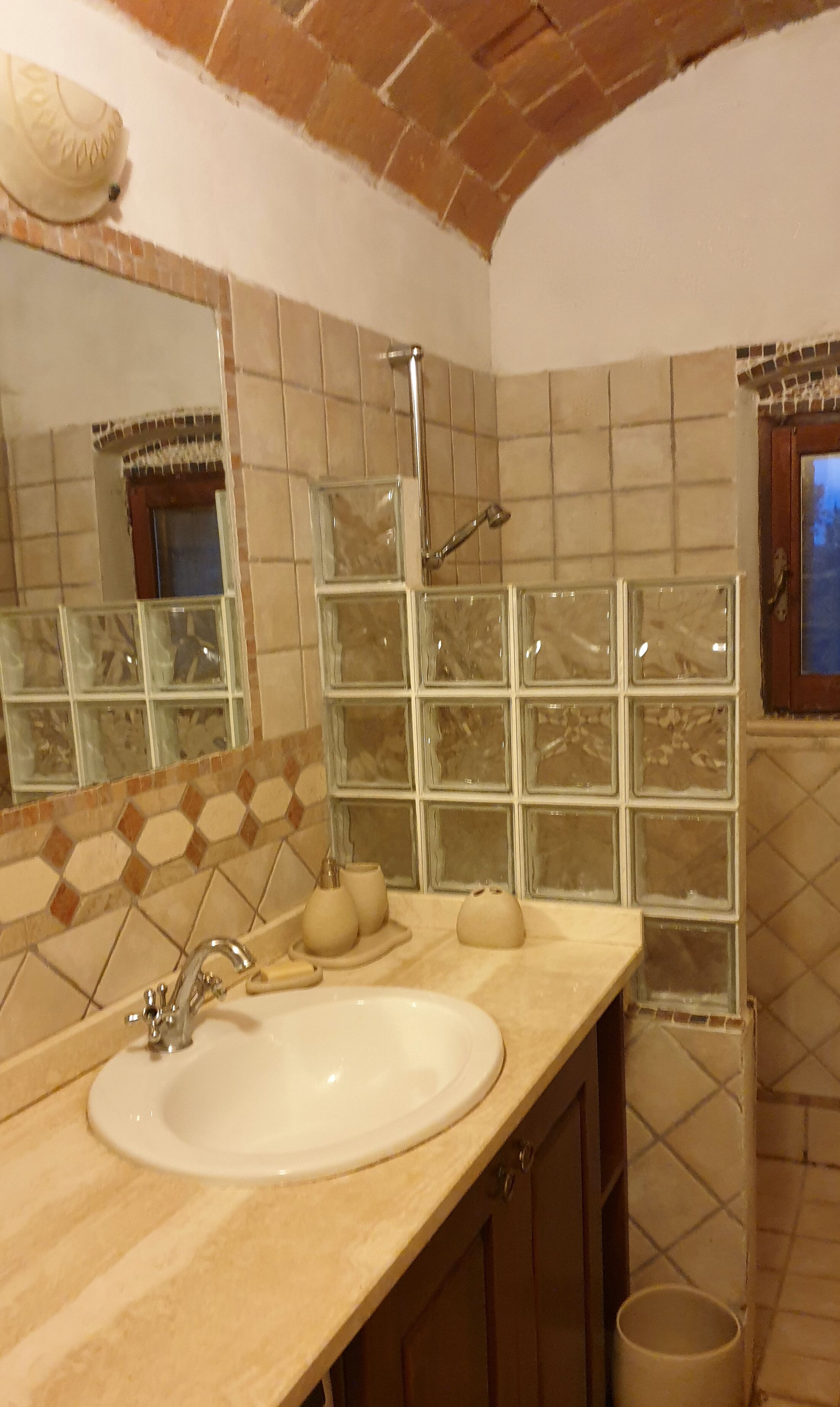 Suihku, hiustenkuivaaja, bidee, pyyhkeet