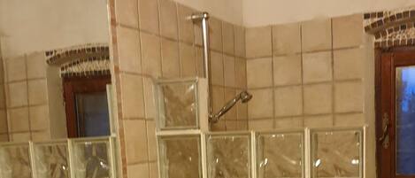 Suihku, hiustenkuivaaja, bidee, pyyhkeet