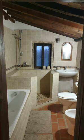 Dusj, hårføner, bidé og håndklær