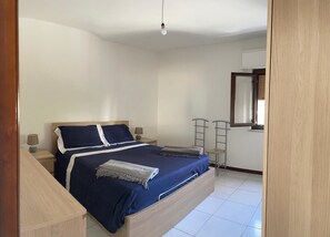 1 bedroom, iron/ironing board, WiFi, bed sheets - Sbrijù Pier - Palermo Center (Palermo)