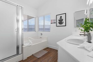 Shower, hair dryer, shampoo - Supreme 5BDR Oasis w/Pool,Pickle Ball,Golf & More! (North Las Vegas)