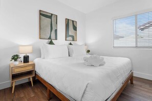 5 bedrooms, iron/ironing board, travel cot, WiFi - Supreme 5BDR Oasis w/Pool,Pickle Ball,Golf & More! (North Las Vegas)