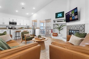 Una televisión, una chimenea, una oficina