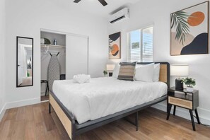 5 slaapkamers, een strijkplank/strijkijzer, reisbedje, wifi