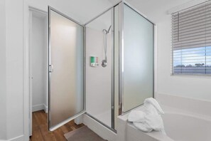 Shower, hair dryer, shampoo - Supreme 5BDR Oasis w/Pool,Pickle Ball,Golf & More! (North Las Vegas)