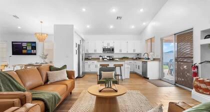 Supreme 5BDR Oasis w/Pool,Pickle Ball,Golf & More!