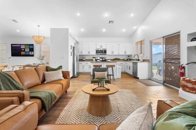 Supreme 5BDR Oasis w/Pool,Pickle Ball,Golf & More!
