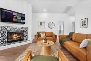 TV, offices - Supreme 5BDR Oasis w/Pool,Pickle Ball,Golf & More! (North Las Vegas)