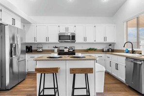 Frigorífico, microondas, horno y placa de cocina