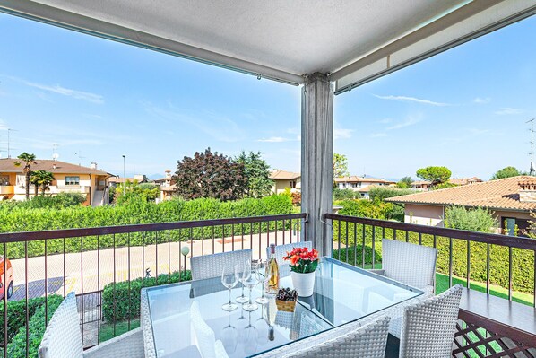 Outdoor dining - Modern apartment with pool in Sirmione, just a few minutes' walk from the lake! (Lugana di Sirmione)