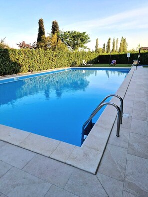 Outdoor pool - Modern apartment with pool in Sirmione, just a few minutes' walk from the lake! (Lugana di Sirmione)