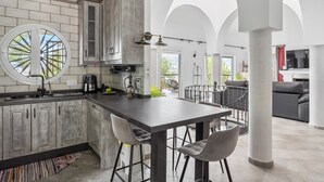A modern kitchen with a central island, built-in cabinets, and a large window. - Villa, Private Pool, 5-Minute Walk to the Beach (La Herradura)